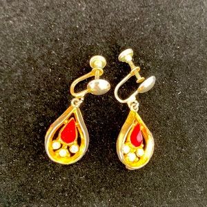 Vintage screw back classic red and gold toned hanging earrings
